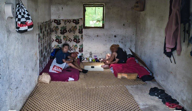 Dvojice bezdomovců se zabydlela v garáži bez vědomí jejího majitete, veřejnost se jich zastává