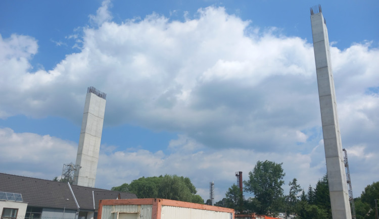 FOTO: Nad údolím Brtnice se tyčí vysoké pilíře pro druhý nejvyšší most v kraji