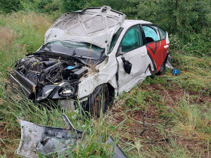 Řidič na Třebíčsku nezvládl smyk, zničil auto a skončil v nemocnici