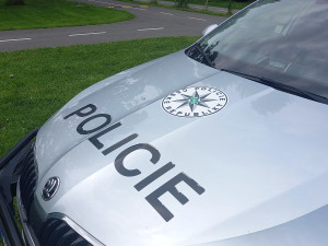 Mladík jel rychle po přivaděči. Policisty se snažil přesvědčit, že je někdo jiný
