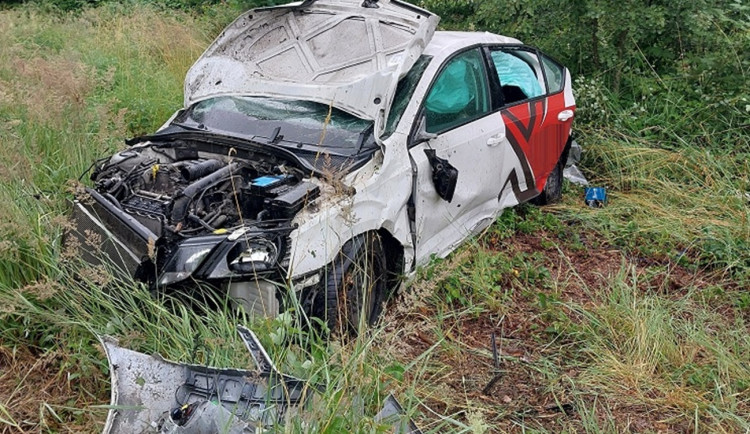 Řidič na Třebíčsku nezvládl smyk, zničil auto a skončil v nemocnici. Foto: Se svolením Policie ČR