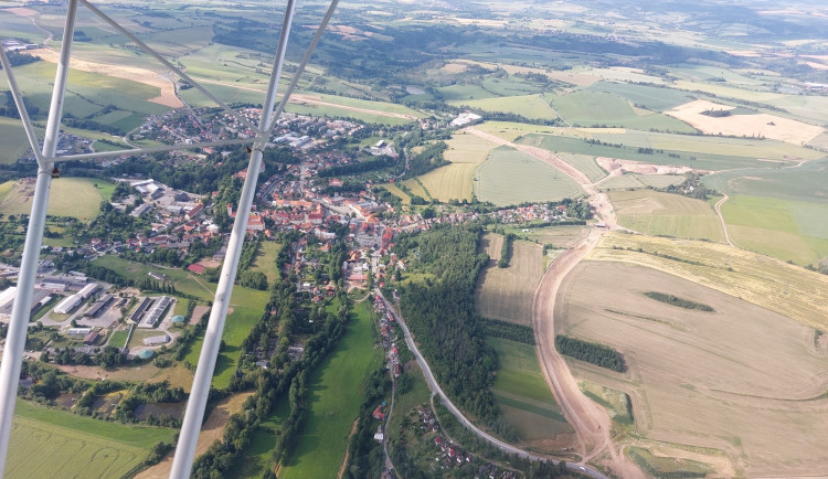 Obchvat Brtnice z výšky. Unikátní snímky ukazují, kudy pojedou kamiony do Dukovan. Foto: Se svolením Josefa "Joe" Vochyána