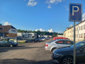 Parkování v Jihlavě XII: Na Mlýnské je místa dost, jen je trochu dále od centra