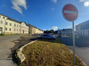 Parkování v Jihlavě XII: Na Mlýnské je místa dost, jen je trochu dále od centra