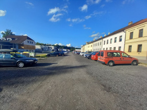 Parkování v Jihlavě XII: Na Mlýnské je místa dost, jen je trochu dále od centra