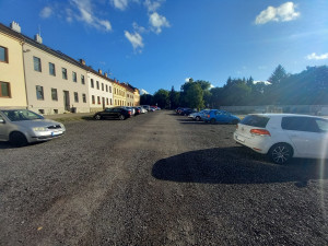 Parkování v Jihlavě XII: Na Mlýnské je místa dost, jen je trochu dále od centra