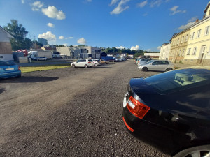 Parkování v Jihlavě XII: Na Mlýnské je místa dost, jen je trochu dále od centra