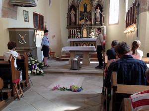 Před deseti lety byly uloženy ostatky faráře Toufara. Zajímalo to tisíce lidí
