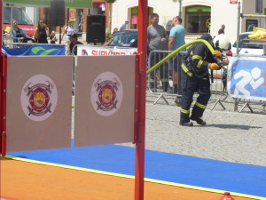 FOTO: Na jihlavském náměstí soutěží ti nejdrsnější hasiči
