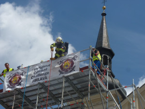 FOTO: Na jihlavském náměstí soutěží ti nejdrsnější hasiči