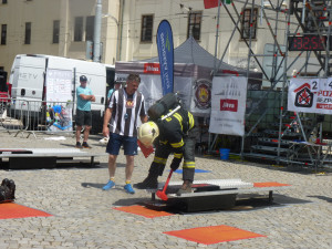 FOTO: Na jihlavském náměstí soutěží ti nejdrsnější hasiči