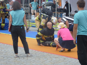 FOTO: Na jihlavském náměstí soutěží ti nejdrsnější hasiči