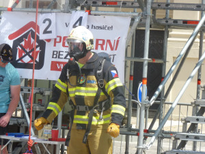 FOTO: Na jihlavském náměstí soutěží ti nejdrsnější hasiči