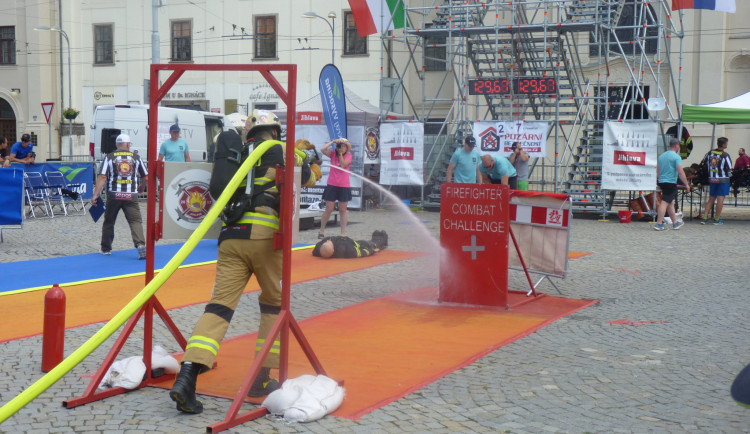 FOTO: Na jihlavském náměstí soutěží ti nejdrsnější hasiči