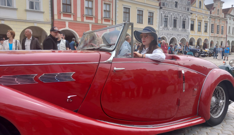 VIDEO: Na Vysočinu přijela unikátní historická auta. S náměstím v Telči ladila