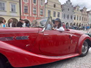 VIDEO: Na Vysočinu přijela unikátní historická auta. S náměstím v Telči ladila