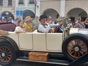 VIDEO: Na Vysočinu přijela unikátní historická auta. S náměstím v Telči ladila