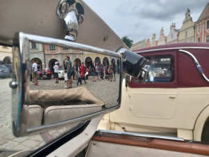 VIDEO: Na Vysočinu přijela unikátní historická auta. S náměstím v Telči ladila