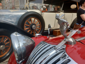 VIDEO: Na Vysočinu přijela unikátní historická auta. S náměstím v Telči ladila