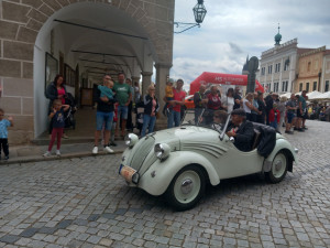 VIDEO: Na Vysočinu přijela unikátní historická auta. S náměstím v Telči ladila