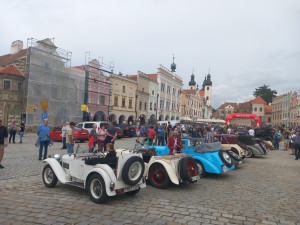 VIDEO: Na Vysočinu přijela unikátní historická auta. S náměstím v Telči ladila