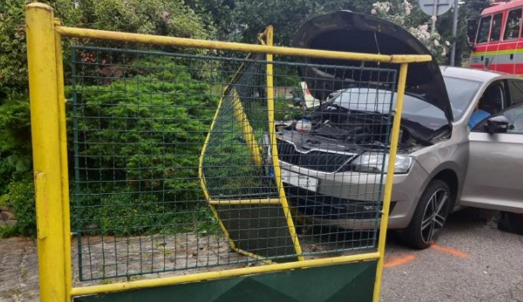 Sedmasedmdesátiletý řidič nezvládl řízení. Naboural do plotu a zranil se. Foto: Se svolením Policie ČR