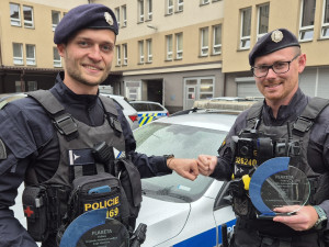 Muž chtěl spáchat sebevraždu a bodal se do břicha. Policisté mu zachránili život
