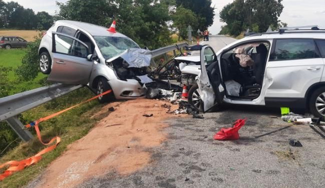 Na Jindřichohradecku se srazila dvě auta. Jeden člověk zemřel, další tři se zranili