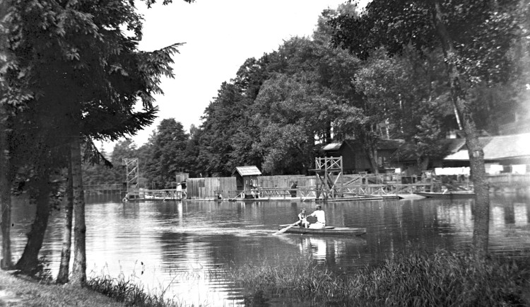 Plovárna žije svým životem o prázdninách už v prvorepublikových letech. Foto: Poskytl Stanislav Jelínek