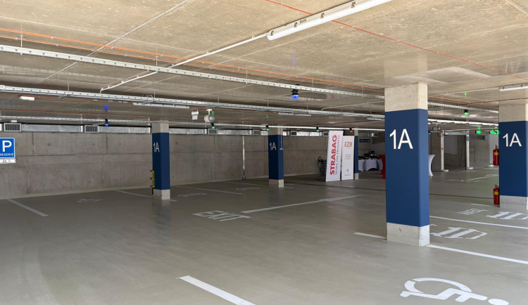 Veveří má nový parkovací dům. Nechybí bezpečnější místa pro ženy ani cykloboxy