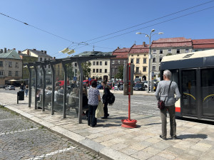 Na Březinkách, u soudu, na dopravním hřišti. Kde všude lidem v Jihlavě chybí lavičky?