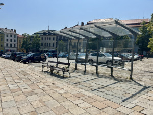 Na Březinkách, u soudu, na dopravním hřišti. Kde všude lidem v Jihlavě chybí lavičky?