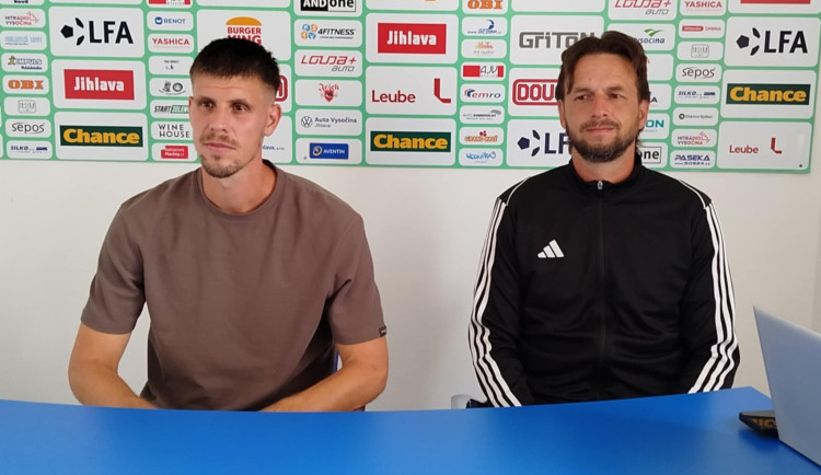 Kapitán týmu Adrián Čermák a trenér Marek Jarolím na tiskové konferenci před stratem druhé ligy