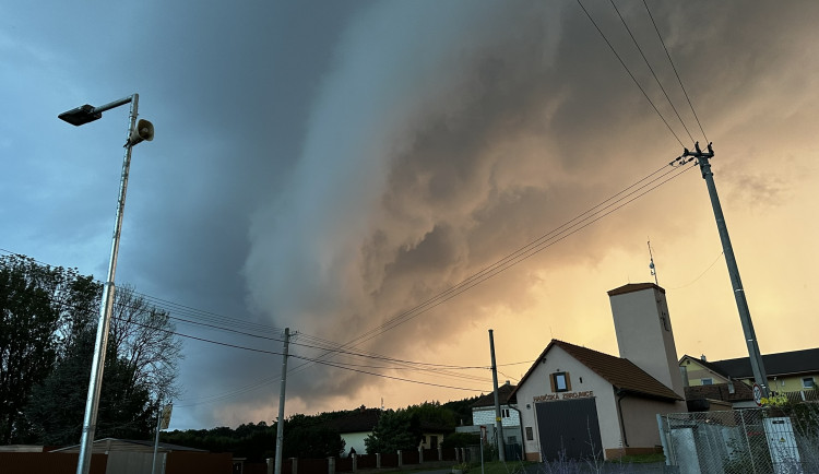 Bouřka nakonec přišla. Dramatická obloha hrála mnoha barvami a byla to úchvatná podívaná