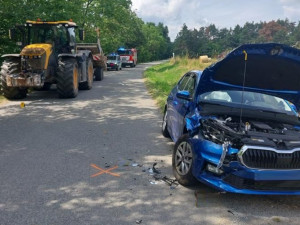 Senior předjížděl traktor, který začal odbočovat. Škoda je dvě stě tisíc