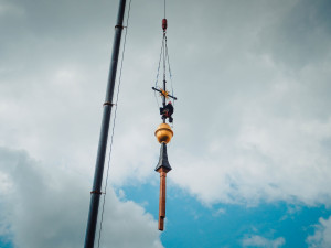 FOTO: Na věž kostela v Polné se vrátil velký kříž, poškodil ho úder blesku