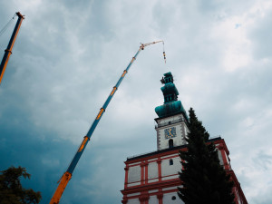 FOTO: Na věž kostela v Polné se vrátil velký kříž, poškodil ho úder blesku