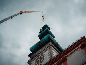 FOTO: Na věž kostela v Polné se vrátil velký kříž, poškodil ho úder blesku