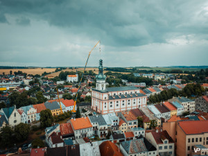 FOTO: Na věž kostela v Polné se vrátil velký kříž, poškodil ho úder blesku