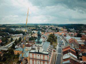 FOTO: Na věž kostela v Polné se vrátil velký kříž, poškodil ho úder blesku