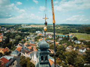 FOTO: Na věž kostela v Polné se vrátil velký kříž, poškodil ho úder blesku