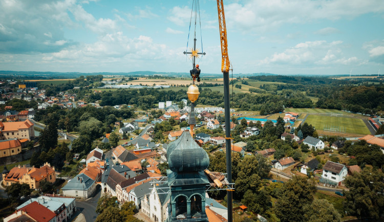 FOTO: Na věž kostela v Polné se vrátil velký kříž, poškodil ho úder blesku. Foto: Se svolením Farnosti Polná