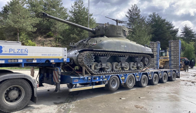 Bude to den, jaký Plzeň ještě nezažila. Třicetitunový tank se vznese nad třípodlažní dům