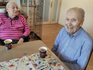 Radost a emoce v domově seniorů. Profesor se po mnoha letech setkal se svým žákem