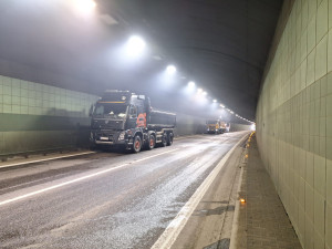 VIDEO: Pracuje se i v dešti. Co se teď děje v uzavřeném Jihlavském tunelu?