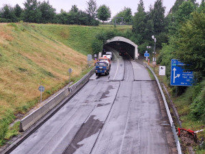 VIDEO: Pracuje se i v dešti. Co se teď děje v uzavřeném Jihlavském tunelu?