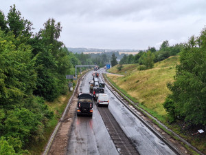 VIDEO: Pracuje se i v dešti. Co se teď děje v uzavřeném Jihlavském tunelu?