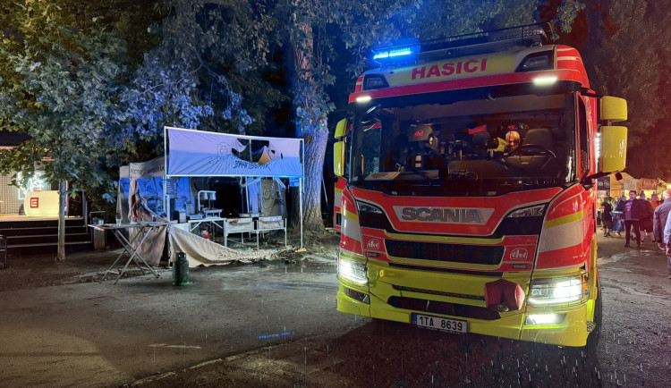 Na festivalu Colours of Ostrava hořel stánek, dva pracovníci se zranili