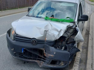 Řidič v Brtnici vjel do protisměru. Následně narazil do lampy a do domu