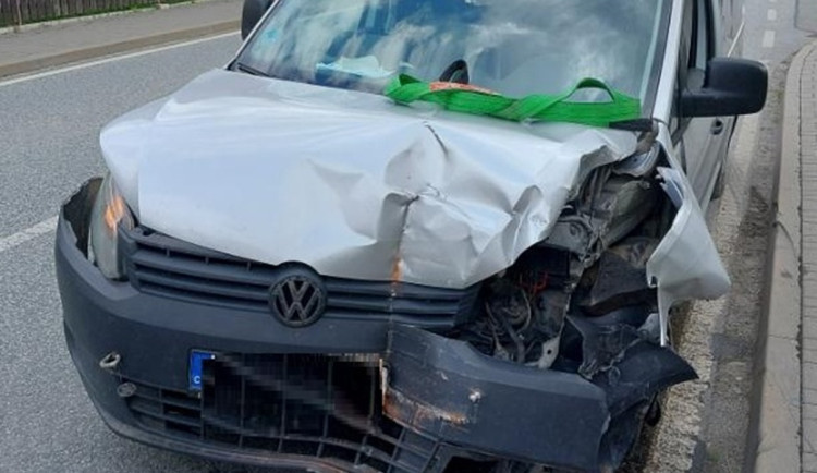 Řidič v Brtnici vjel do protisměru. Následně narazil do lampy a do domu. Foto: Se svolením Policie ČR